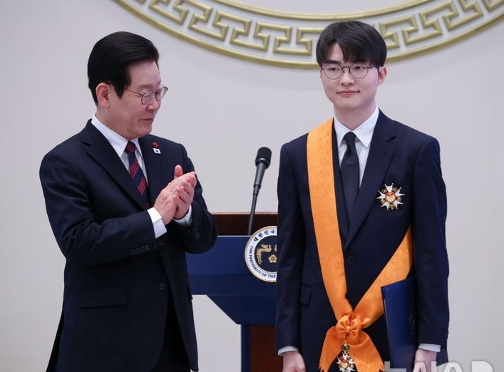 韩媒:李在明总统向职业游戏玩家Faker李相赫颁发了青龙勋章